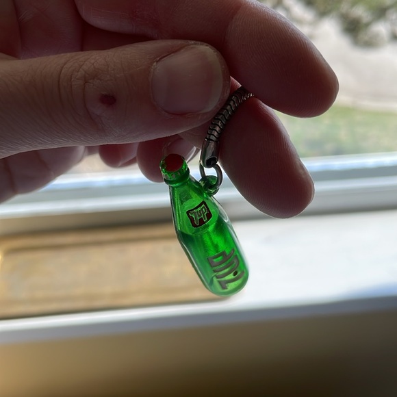 Vintage 7UP soda bottle keychain - Picture 6 of 6